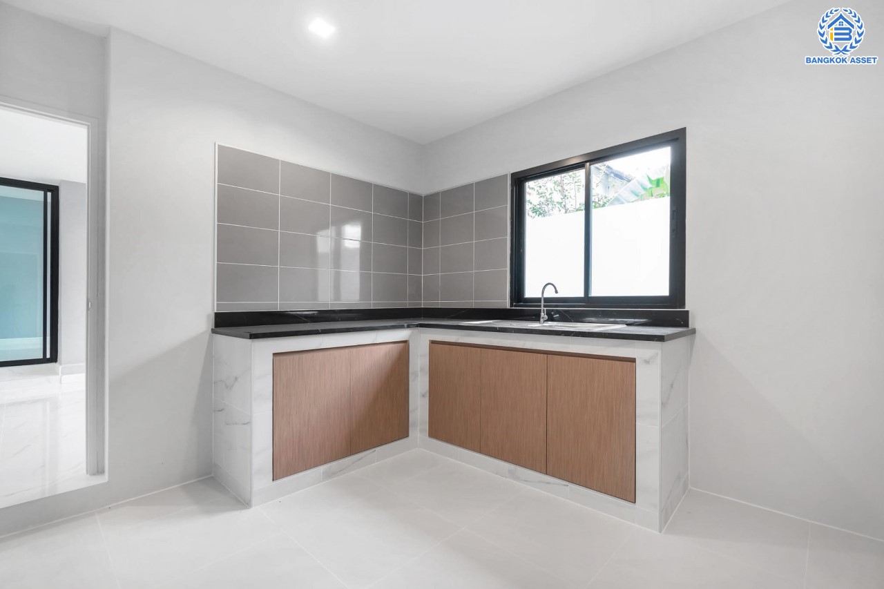 บ้านมือสองตกแต่งใหม่ ม.กฤษดานคร18 บรมราชชนนี เนื้อที่ 125 ตร.ว. บนพื้นที่ใช้สอยมากถึง 353 ตร.ม. อีกระดับของฟังก์ชัน 4 ห้องนอน 4 ห้องน้ำ 1 ห้องอเนกประสงค์ 1 ห้องแม่บ้าน จอดรถได้ 2 คัน บรรยากาศสุด Private บนทำเลศักยภาพเชื่อมต่อหลายเส้นทาง ใกล้เซ็นทรัลปิ่นเกล้า ม.มหิดล และทางด่วน "กาญจนาภิเษก"...